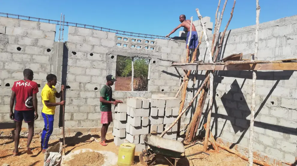 Construcción de una escuela en Ankidafito, Madagascar.
