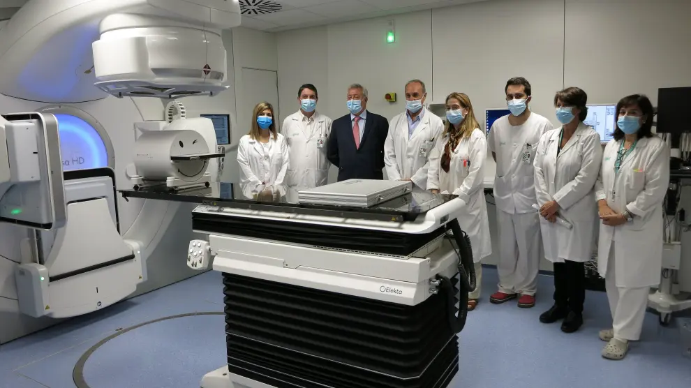 Profesionales y responsables del Hospital Miguel Servet de Zaragoza presentan el nuevo acelerador de electrones.