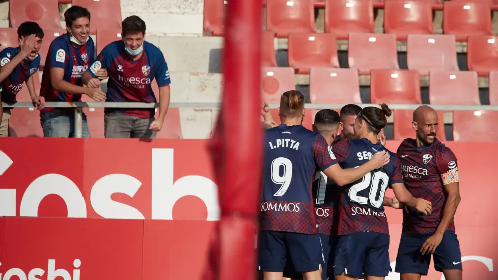 El Huesca celebra el primer gol, obra de Mateu.