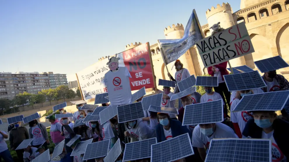 Los manifestantes llegados del Pirineo con sus particulares placas solares, en el parque de La Aljafería.
