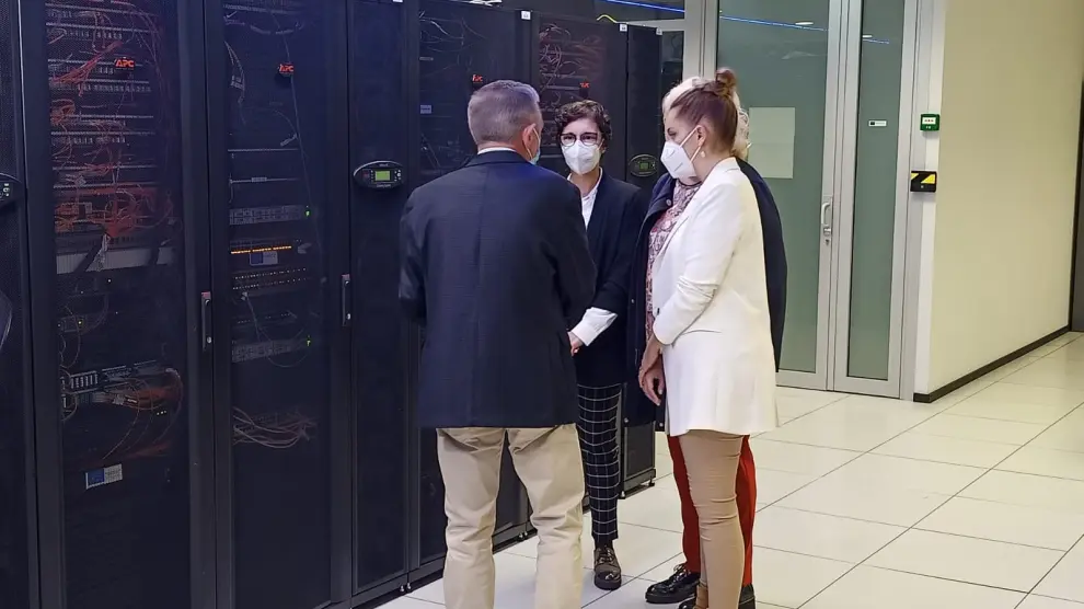 La consejera de Ciencia del Gobierno de Aragón, Maru Díaz, y la directora gerente de AST, Mayte Ortín, visitan el el “cerebro informático” de la administración autonómica