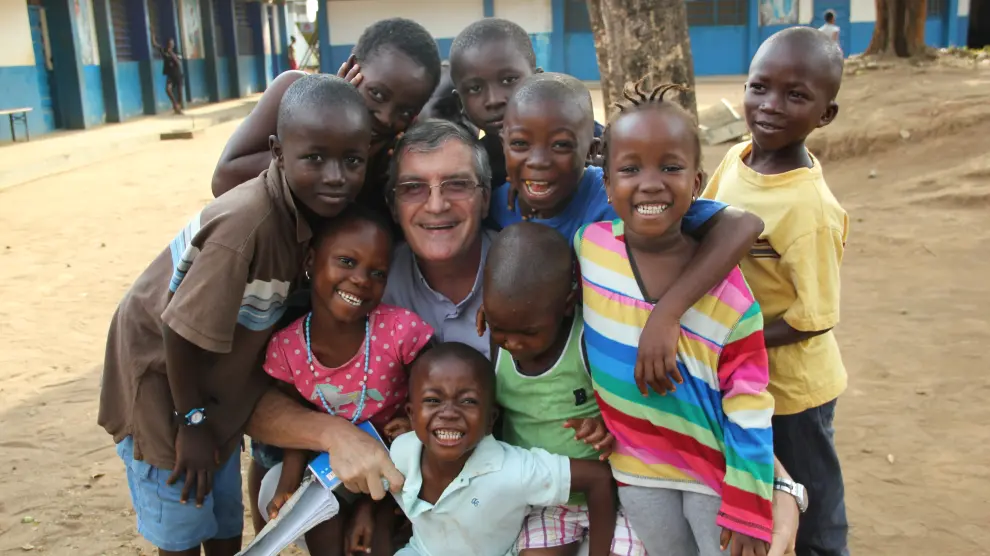 El misionero salesiano Jorge Crisafulli con un grupo de niños en Sierra Leona.