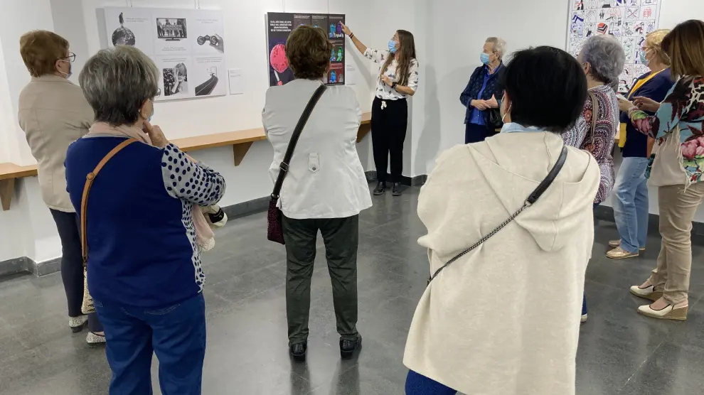 Silvia Arilla ofreció una visita guiada en la inauguración de la exposición.