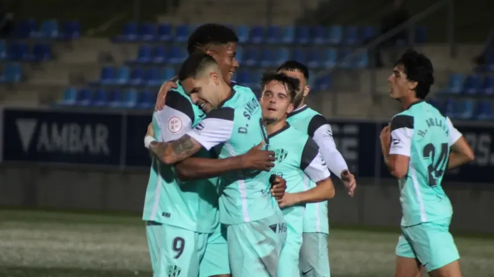 Los jugadores del Huesca B celebran el gol del empate en Badalona, obra de Carlos Kevin.