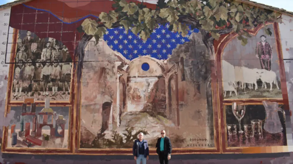 El alcalde y el artista ante el mural.