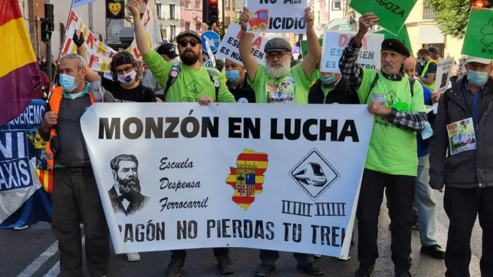 Participantes aragoneses en la concentración en defensa del ferrocarril, este domingo en Madrid.