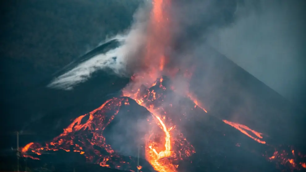 Colada de lava por el cono secundario del volcán Cumbre Vieja