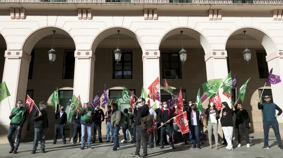Los sindicatos se concentraron en una de las anteriores reuniones para negociar el convenio.