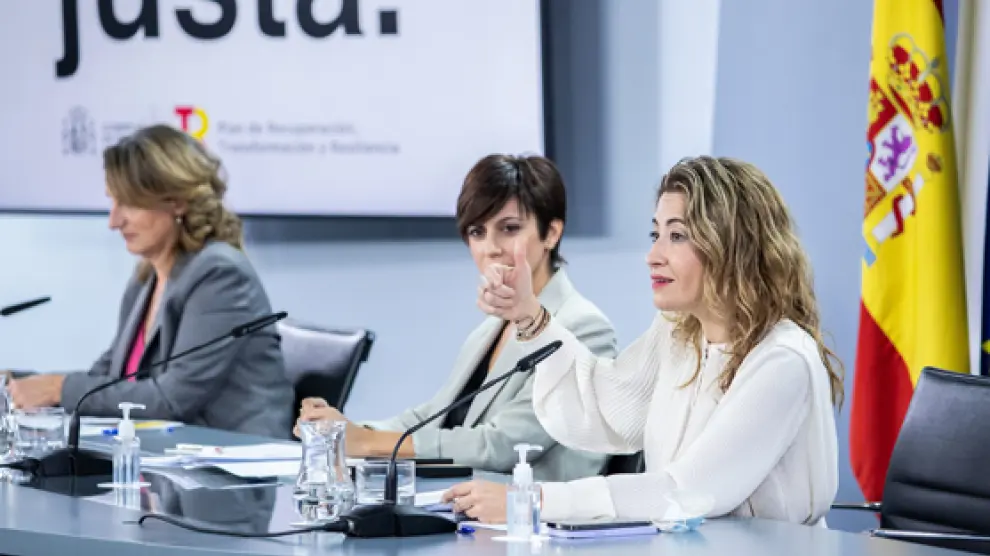 Raquel Sánchez, a la derecha, junto a Isabel Rodríguez y Teresa Ribera en la rueda de prensa.