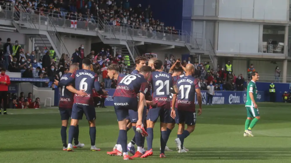 Los jugadores del Huesca celebran el gol ante el Amorebieta.