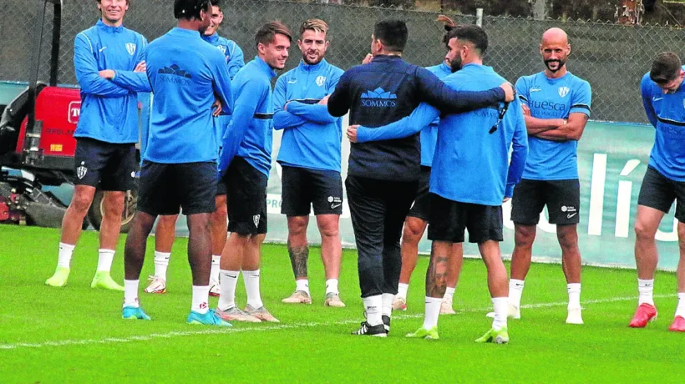 Xisco Muñoz, rodeado por los jugadores ayer al inicio del entrenamiento.