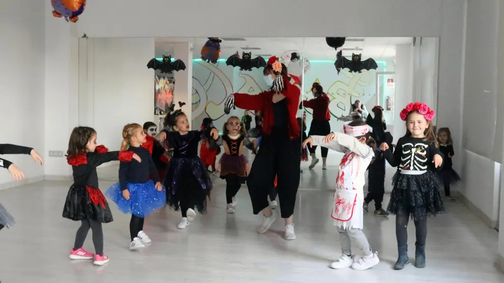 Un grupo de niños disfrazados por Halloween en una de sus clases de danza.