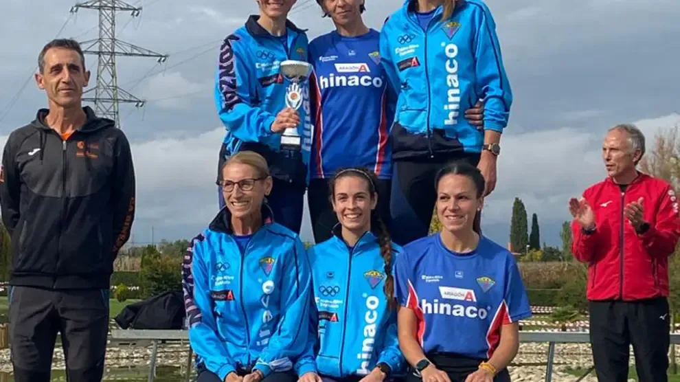 El equipo absoluto femenino de Hinaco, campeón.