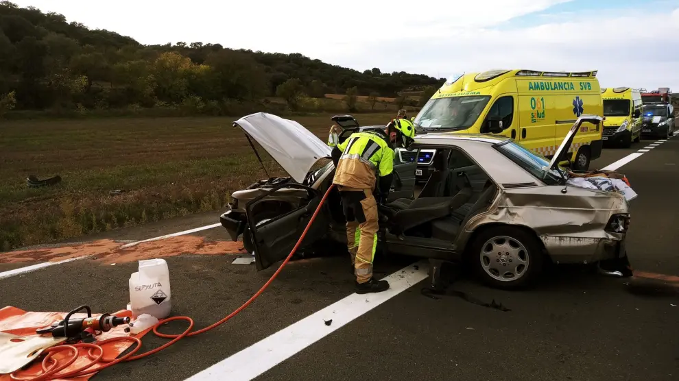 Asistencia a uno de los vehículos implicados en el accidente de Alcampell.