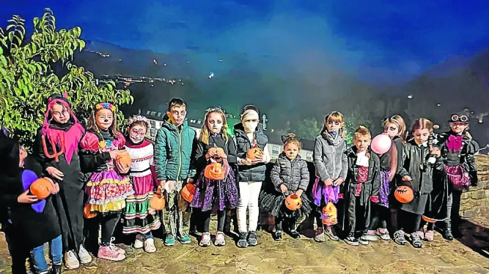 Un grupo de niños y niñas disfrazados en la noche de Halloween en Aínsa.