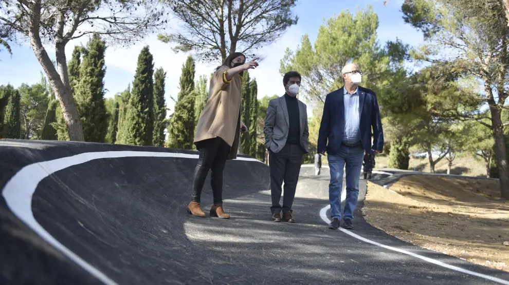 María Rodrigo, Luis Felipe y José María Romance visitando la 'pump track'