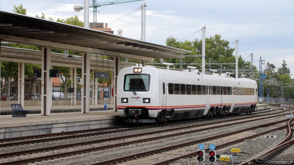 El nuevo tren del Canfranc, en la estación intermodal de Huesca.