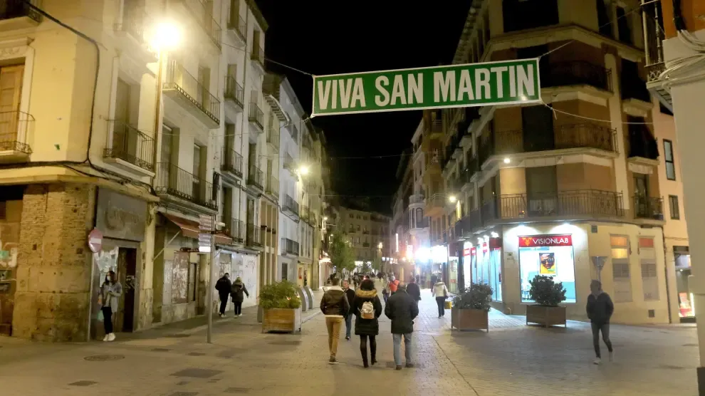 El cartel de las Fiestas de San Martín ha vuelto a colocarse en el Coso Bajo.