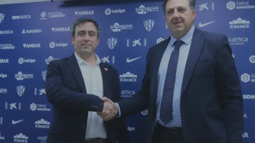 Sergi Moreno y Manolo Torres sellan la alianza entre eMonkeyz y el Huesca.