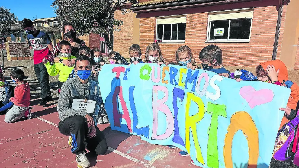 Los alumnos del colegio de Puente Sardas mostraron su apoyo y cariño a Puyuelo.