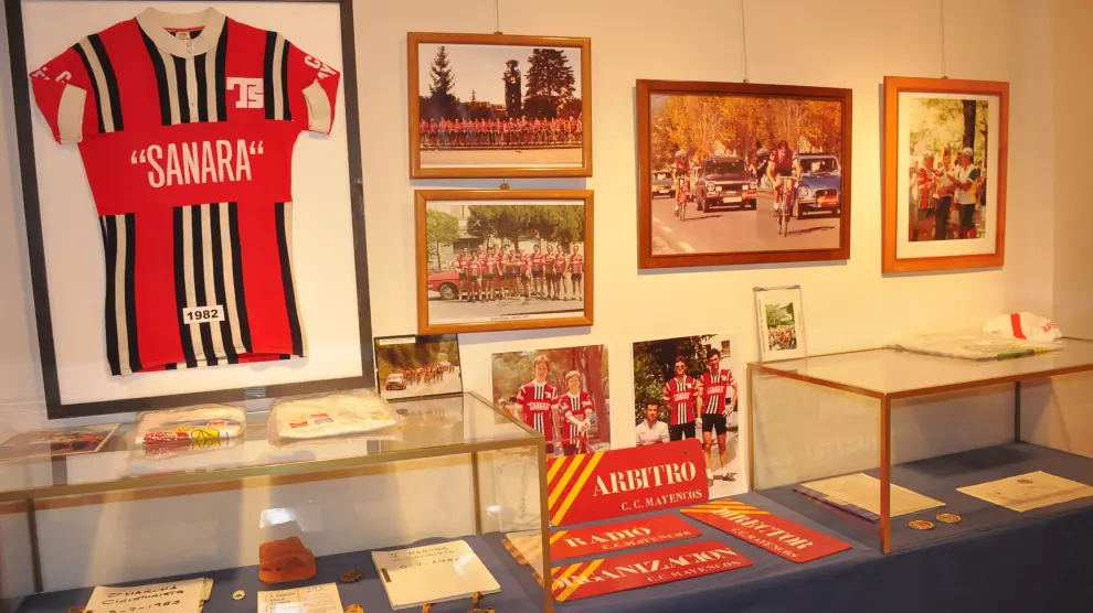 La exposición está compuesta por fotografías, documentos, maillots o trofeos.