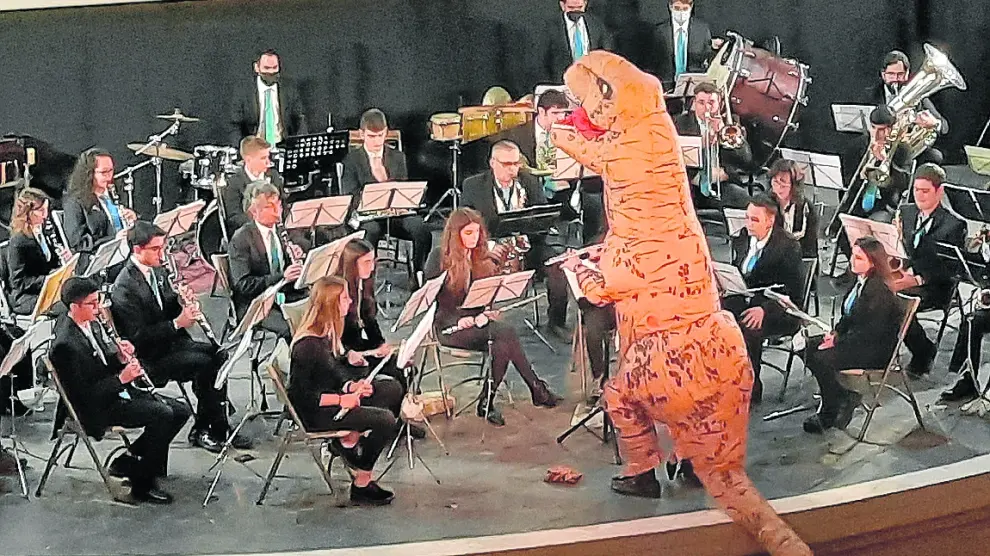 La banda interpretó la música de Parque Jurásico con su director disfrazado de dinosaurio.