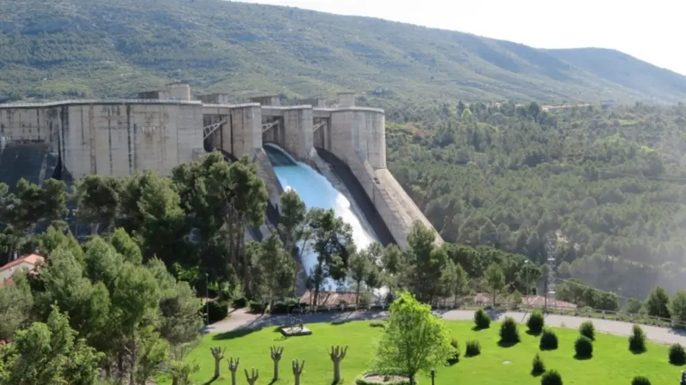 Imagen de una presa de la cuenca del Ebro