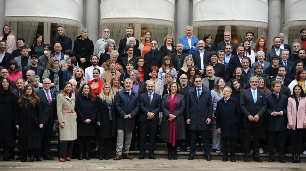 Más de cien personas posaron en la más multitudinaria fotografía de familia de la historia de estos premios.