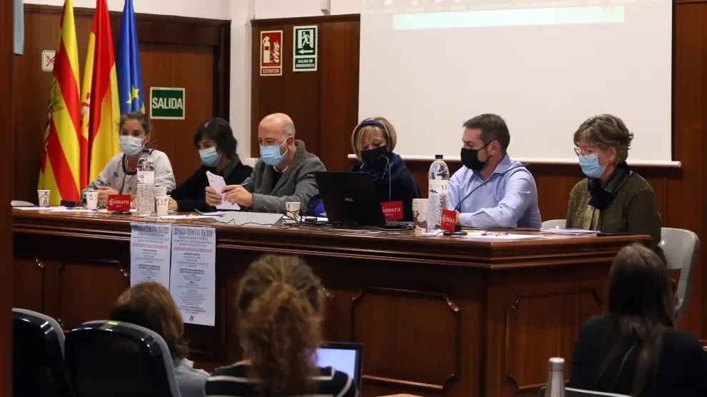 Primera mesa redonda de las Jornadas Formativas de TEA celebradas en la Cámara de Comercio de Huesca.