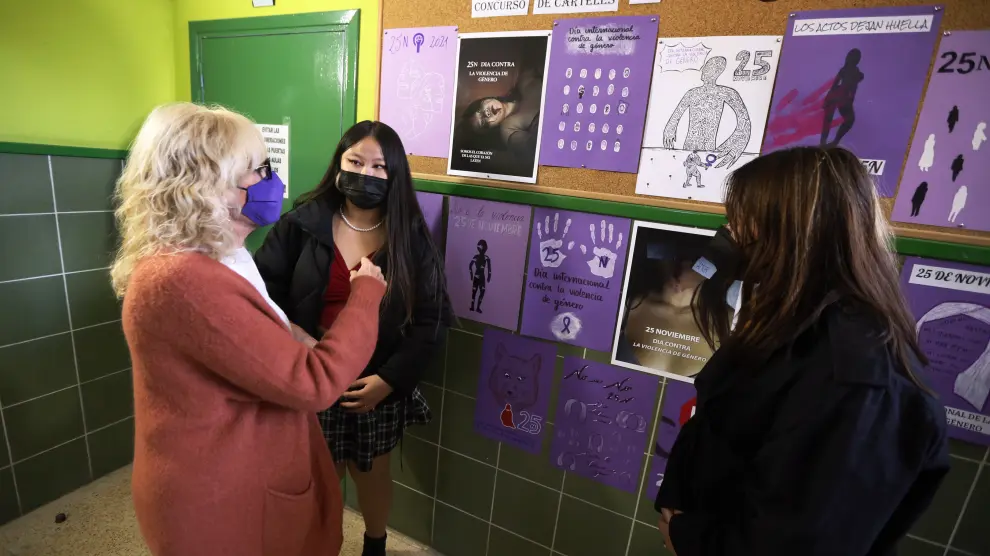Silvia Salazar conversa con dos alumnas sobre los carteles.