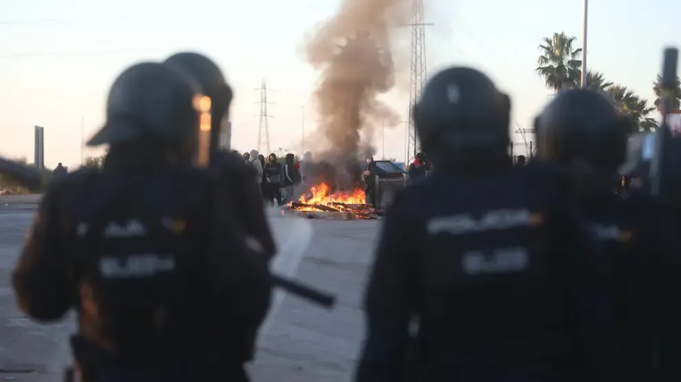 Efectivos policiales en las protestas de Cádiz.