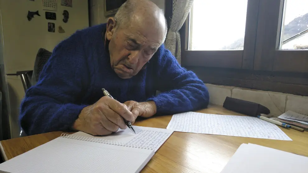 Joaquín Villa Aused escribiendo a mano su libro.