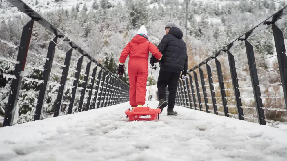 Dos personas caminan por la nieve en Vitoria.