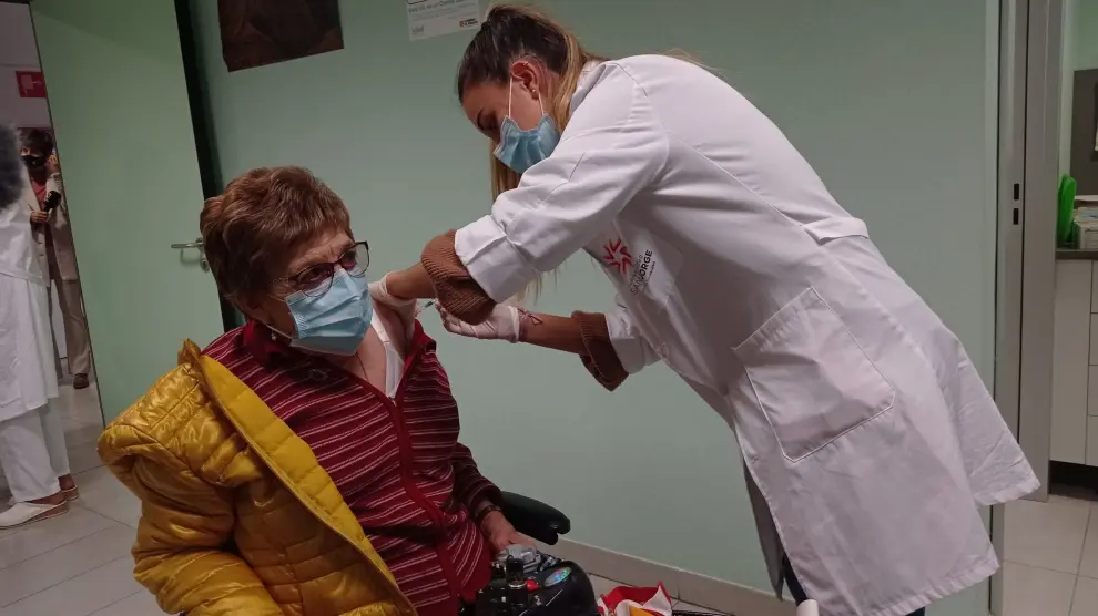 Una mujer recibe la dosis de refuerzo de la vacuna.