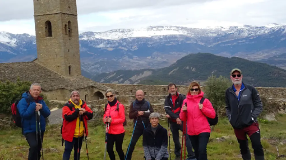 El grupo de excursionistas ribagorzanos posa con Muro de Roda como telón de fondo.