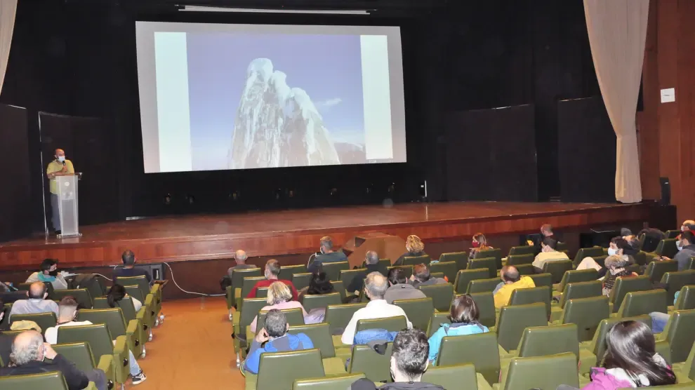 Edu González ofreció una proyección sobre alpinismo este pasado lunes en el Palacio de Congresos, en la clausura de las Jornadas de Montaña de Jaca.