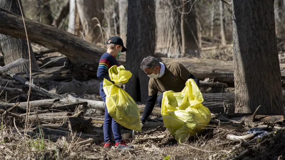Voluntarios en la campaña de recogida de basura en el medio natural.