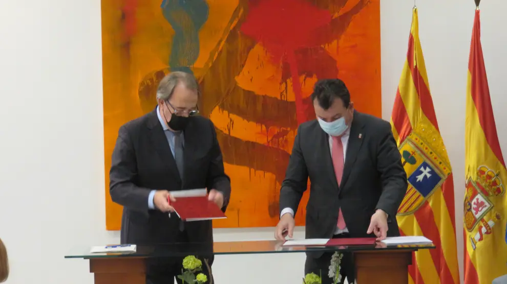 Carlos Pérez Anadón y Luis Zubieta firmaron este viernes el convenio de colaboración.