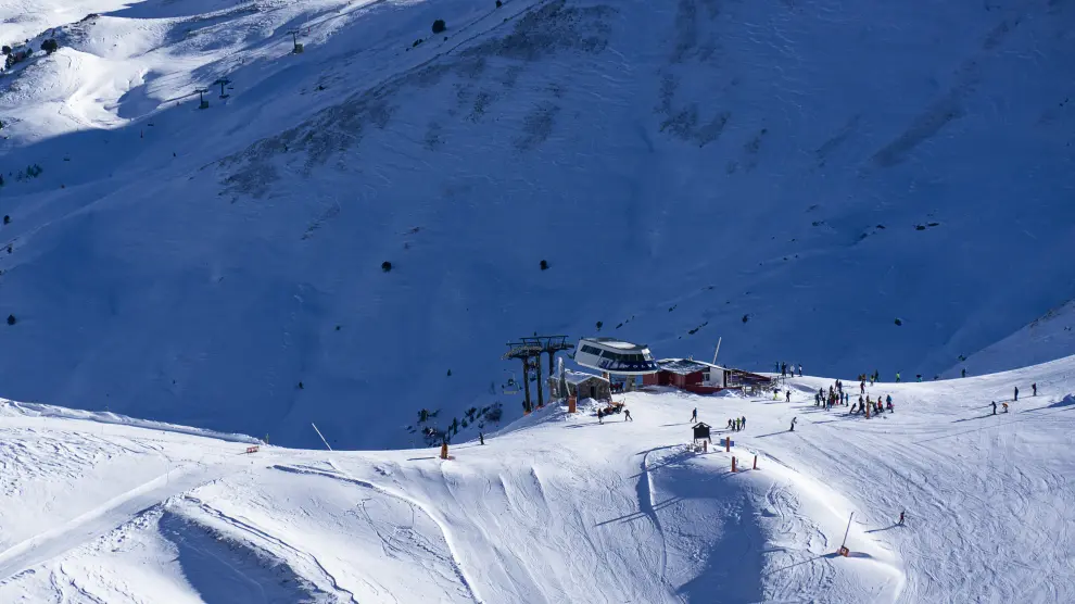 Jornada de esquí en las estaciones de Aramón este domingo.