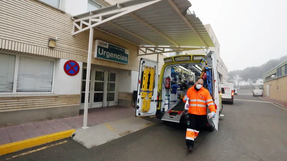 Una ambulancia, ayer miércoles, en las Urgencias del San Jorge de Huesca.