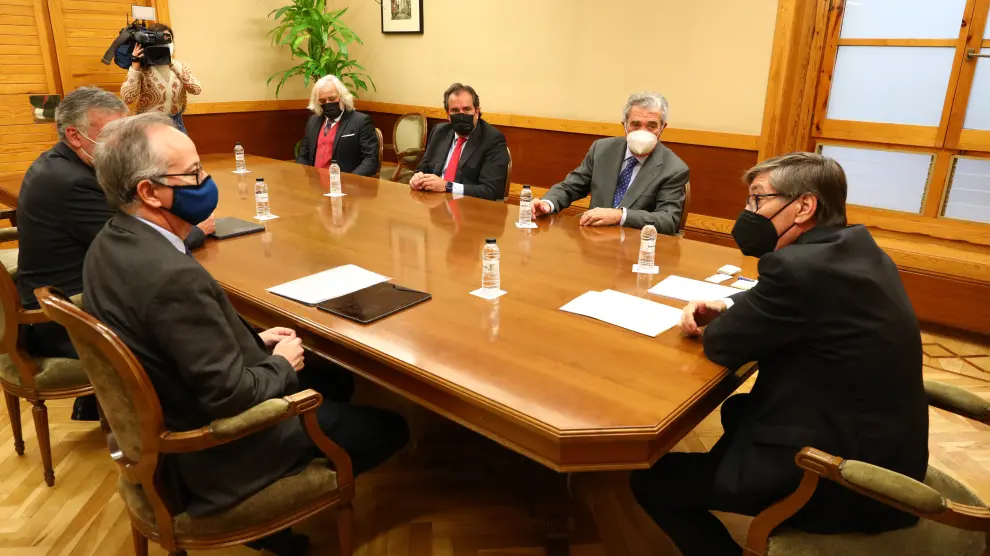 Reunión de Arturo Aliaga y la delegación del Grupo Barceló, con Simón Pedro Barceló a la cabeza.