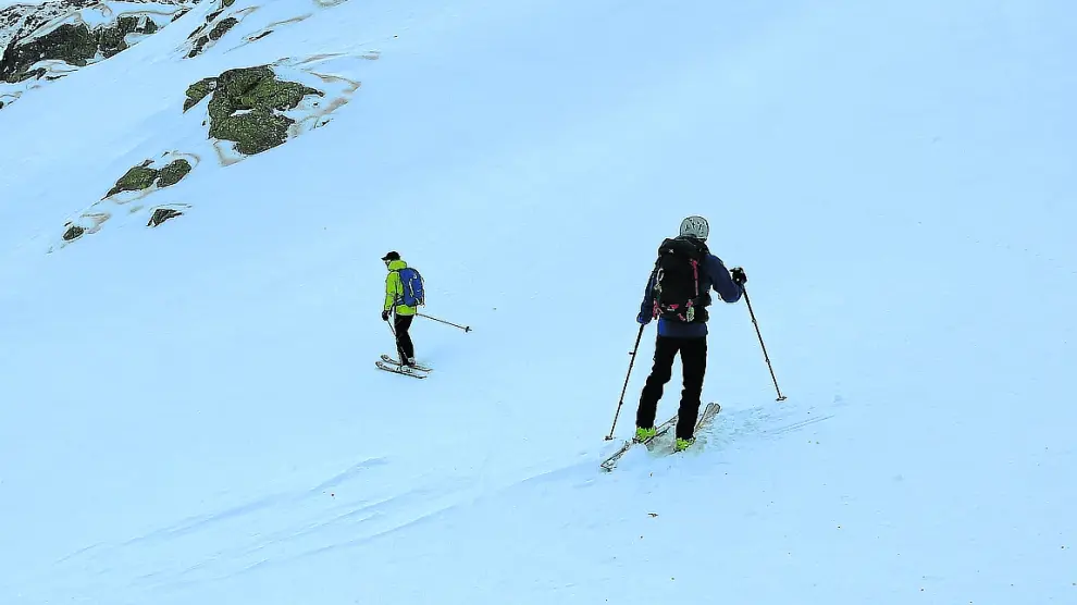 Dos usuarios realizan esquí de travesía este año por el valle de Benasque.
