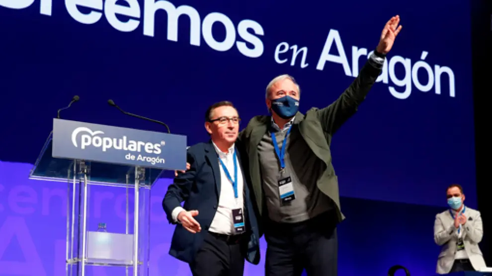 Jorge Azcón saluda durante el XIV congreso autonómico del PP en Aragón
