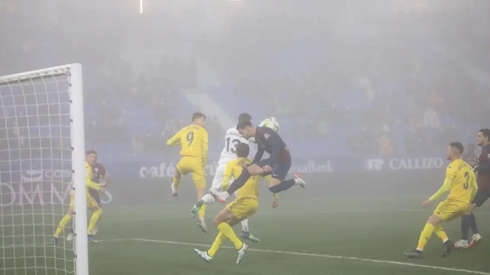 El partido se está disputando bajo una intensa niebla.