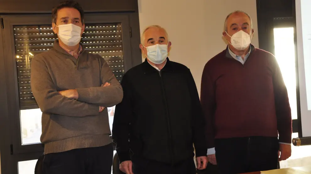 Marcos Lera, Fernando Jordán y Ramón Botín, al presentar la campaña de Navidad de Cáritas, en la Casa Diocesana de Jaca.