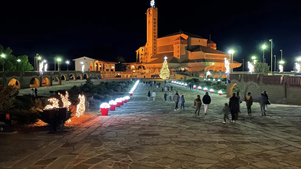 Iluminación navideña en el acceso al Santuario de Torreciudad.
