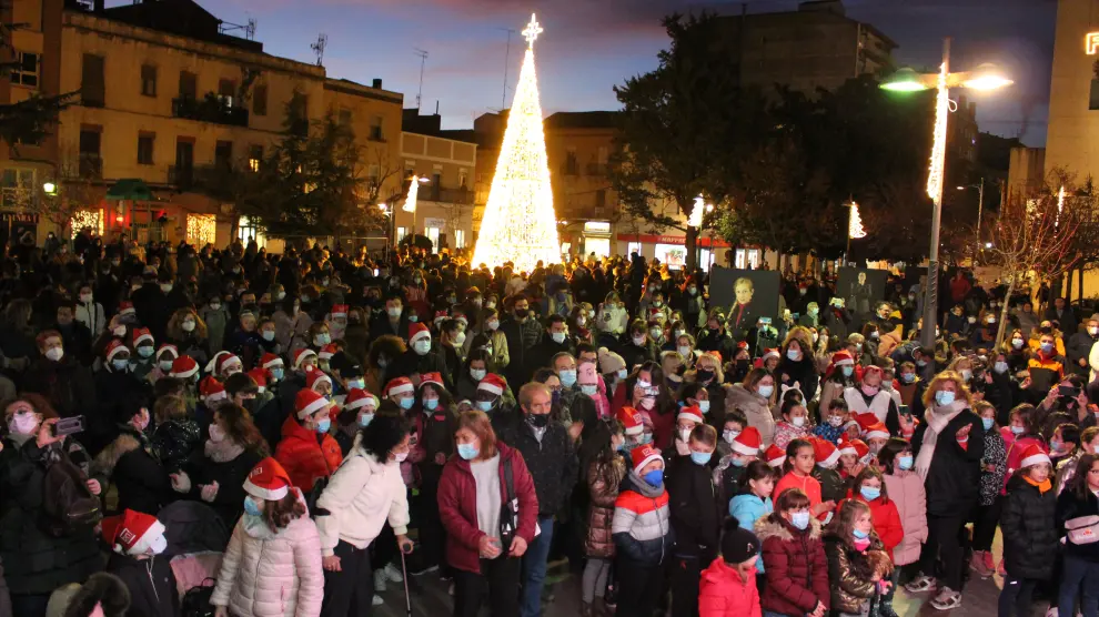Los niños y niñas de Binéfar protagonizaron el encendido de la luminaria navideña.