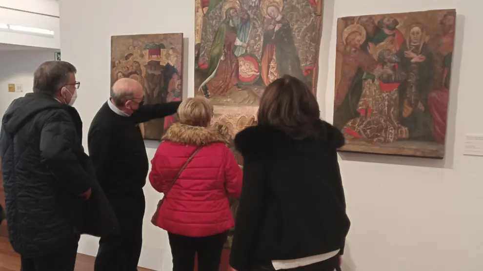Ángel Noguero, director del Museo, ofrece explicaciones a un grupo de visitantes.