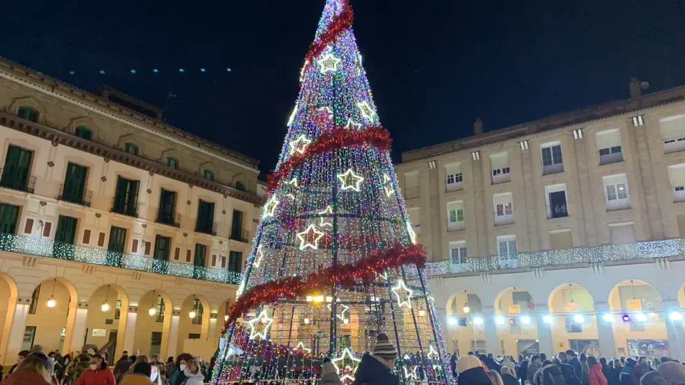 Árbol de Navidad en la plaza de López Allué de Huesca.