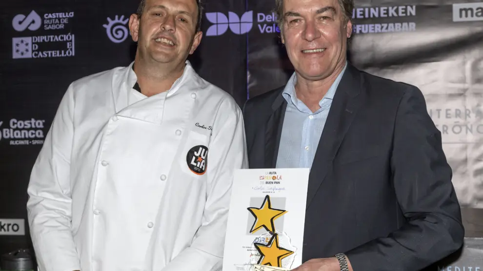 Carlos Sesplugues (izquierda) recibió el premio en la Feria Gastronómica de Valencia.